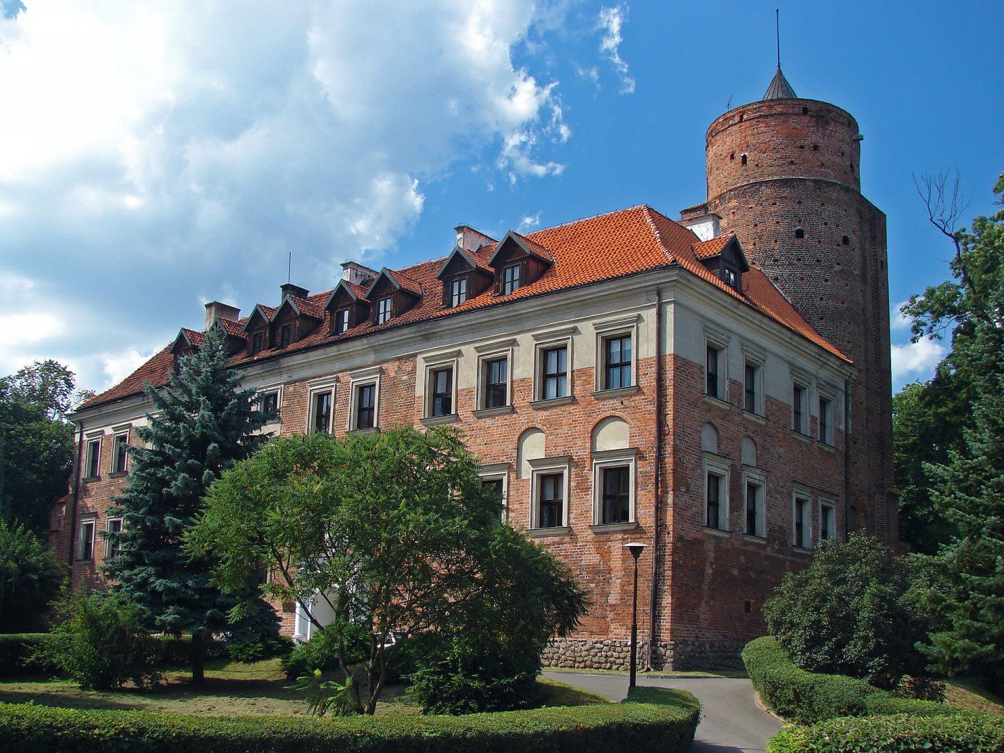 You are currently viewing Pałac Poddębice – Zamek Uniejów + termy – wycieczka 1 dniowa.